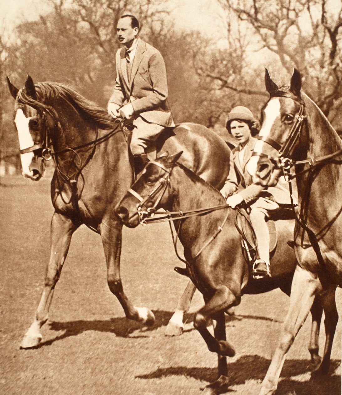 Il duca di Gloucester a cavallo con la principessa Elisabetta nel Windsor Great Park da English Photographer