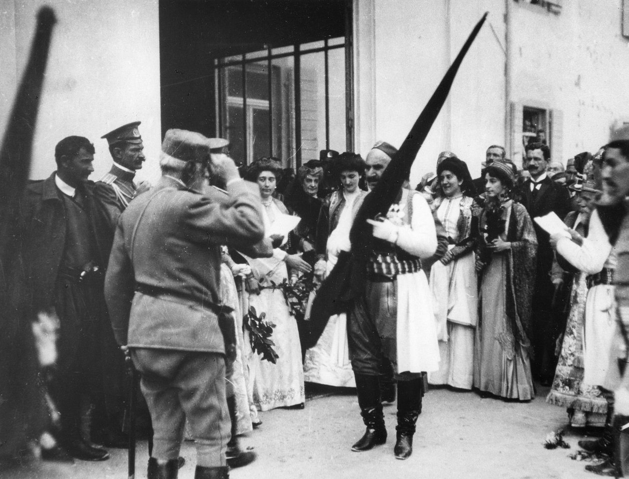 Il Re del Montenegro con una bandiera turca, Cettinge, Montenegro, 1913 da English Photographer
