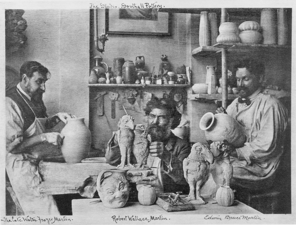 I fratelli Martin nello studio alla Southall Pottery da English Photographer
