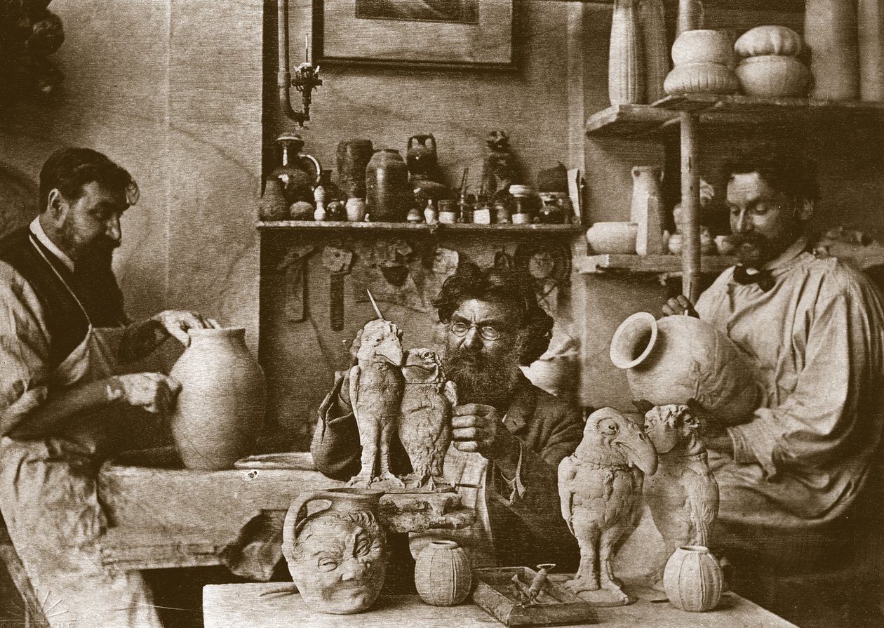 I fratelli Martin nello studio alla Southall Pottery da English Photographer