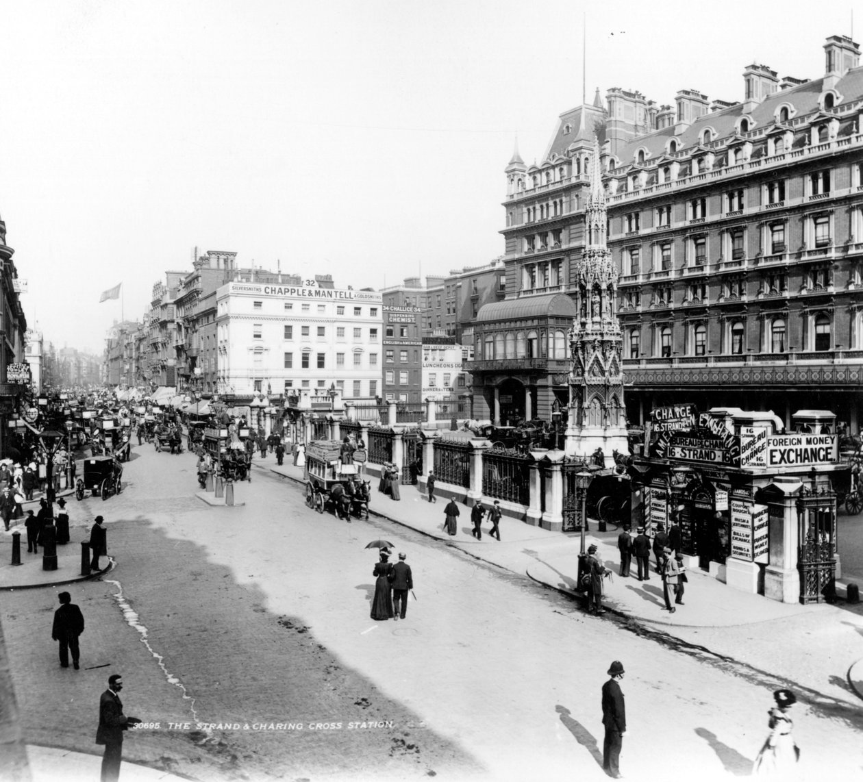 Lo Strand e la stazione di Charing Cross, Londra, c.1890 da English Photographer