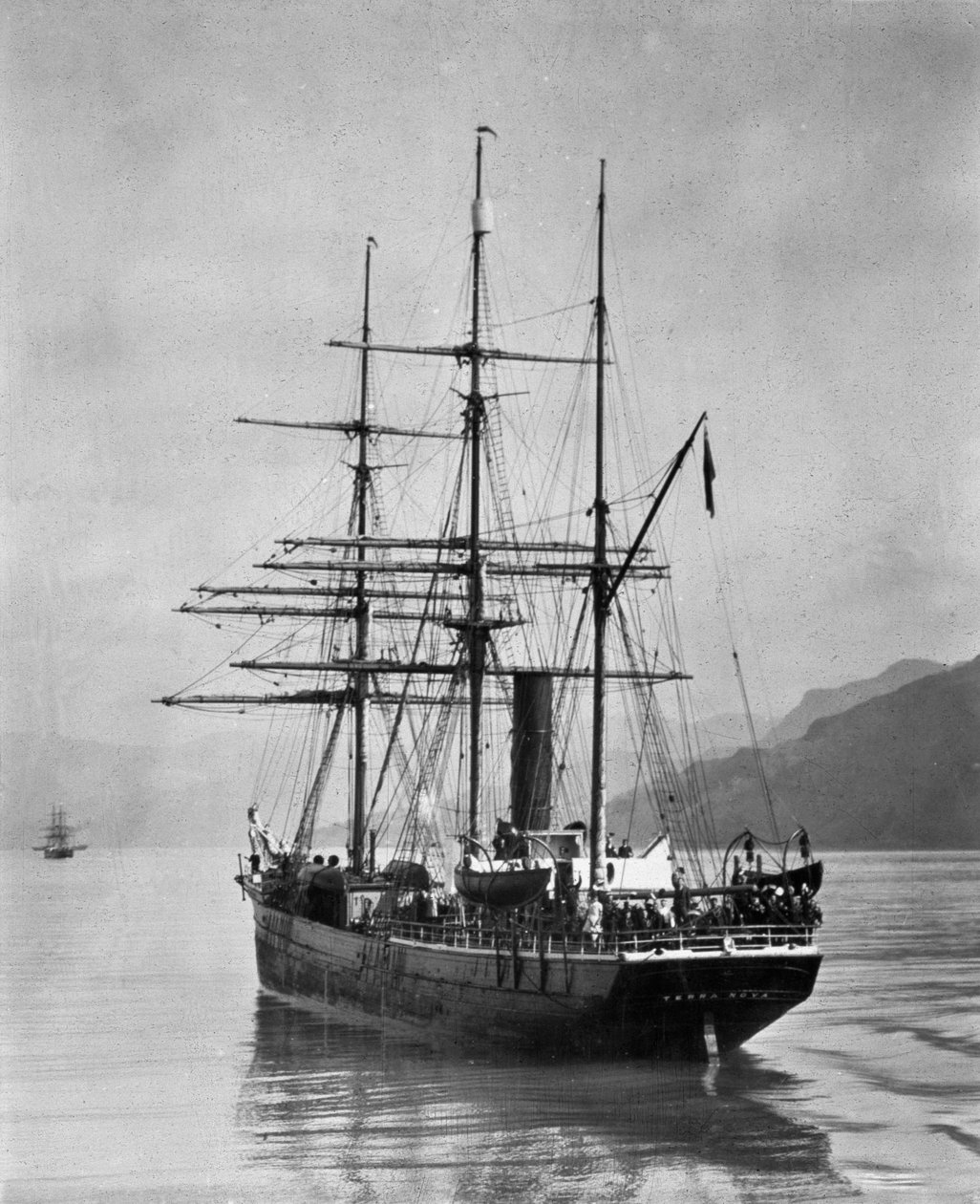 La Terra Nova navigata da Scott, nelle acque antartiche, 1910 da English Photographer