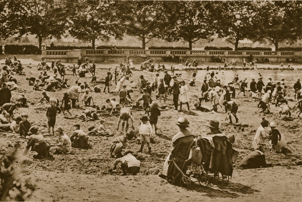 La spiaggia senza mare: costruzione di castelli di sabbia, Bishops Park da English Photographer