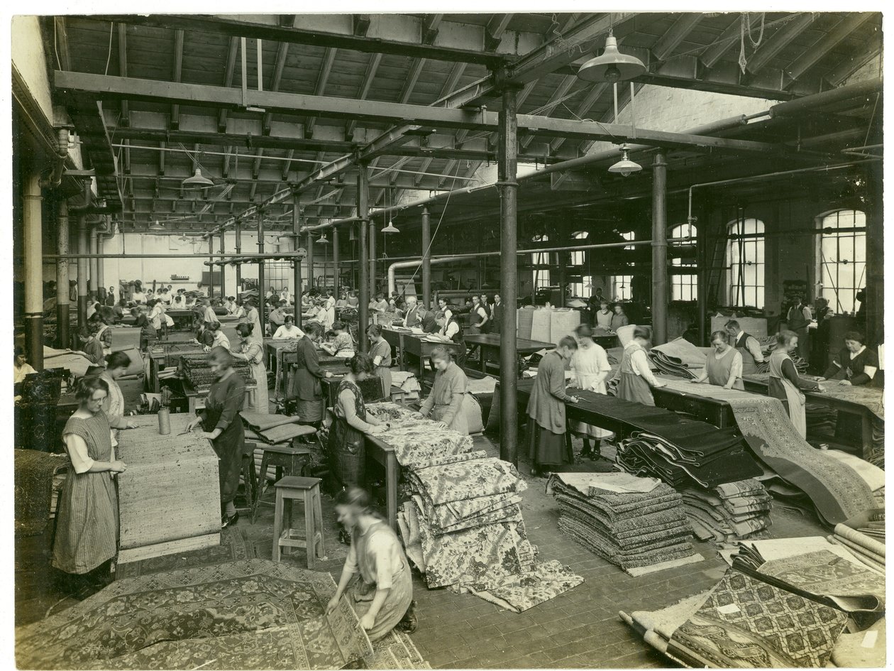 Sala di finitura, sezione Axminster, fabbrica di tappeti, 1923 da English Photographer