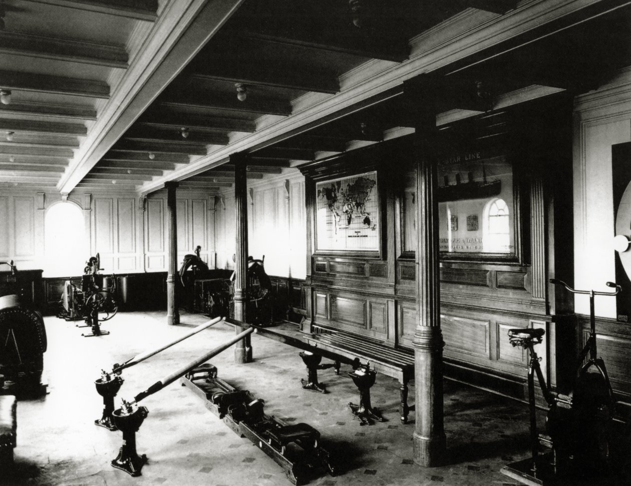 La palestra a bordo del Titanic con macchine da canottaggio e cyclette, 1912 da English Photographer