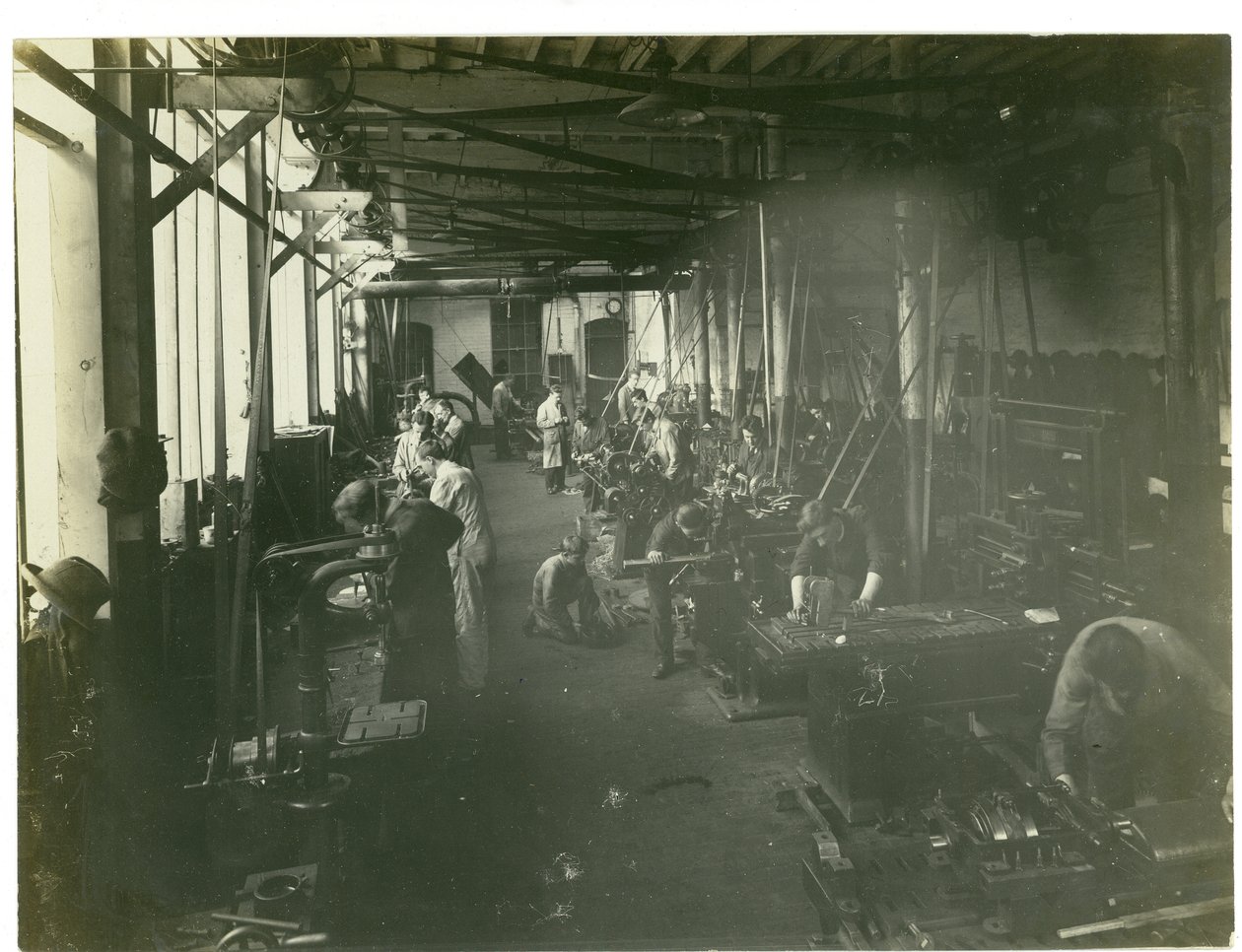 Officina di riparazione, fabbrica di tappeti, 1923 da English Photographer