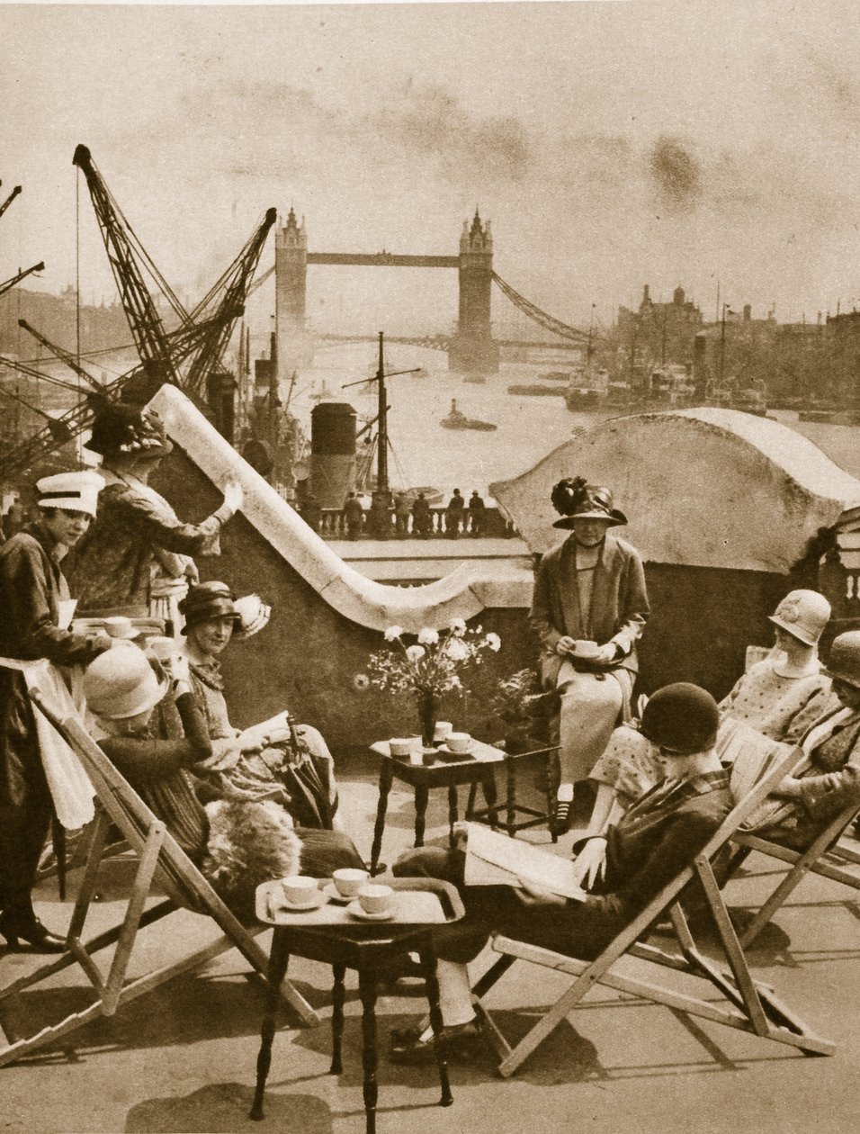 Il giardino sul tetto del Langbourne Club per donne della città, Fishmonger Hall Street, Londra 1925 da English Photographer