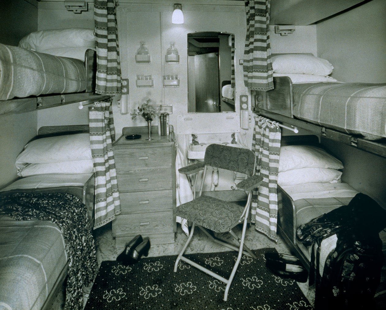 Cabina di terza classe a bordo della Laurana da English Photographer