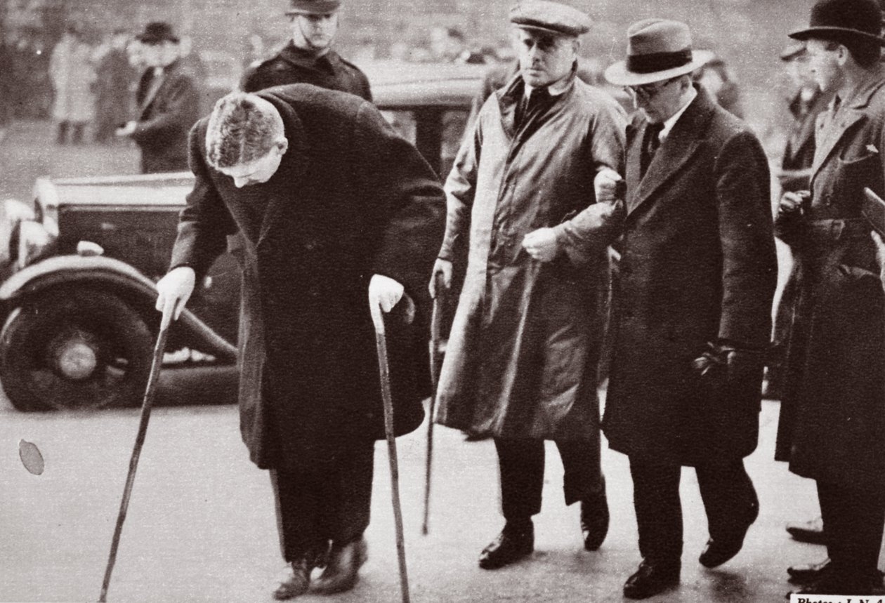 Coloro che non possono camminare evitano le folle fuori da Westminster Hall, durante l