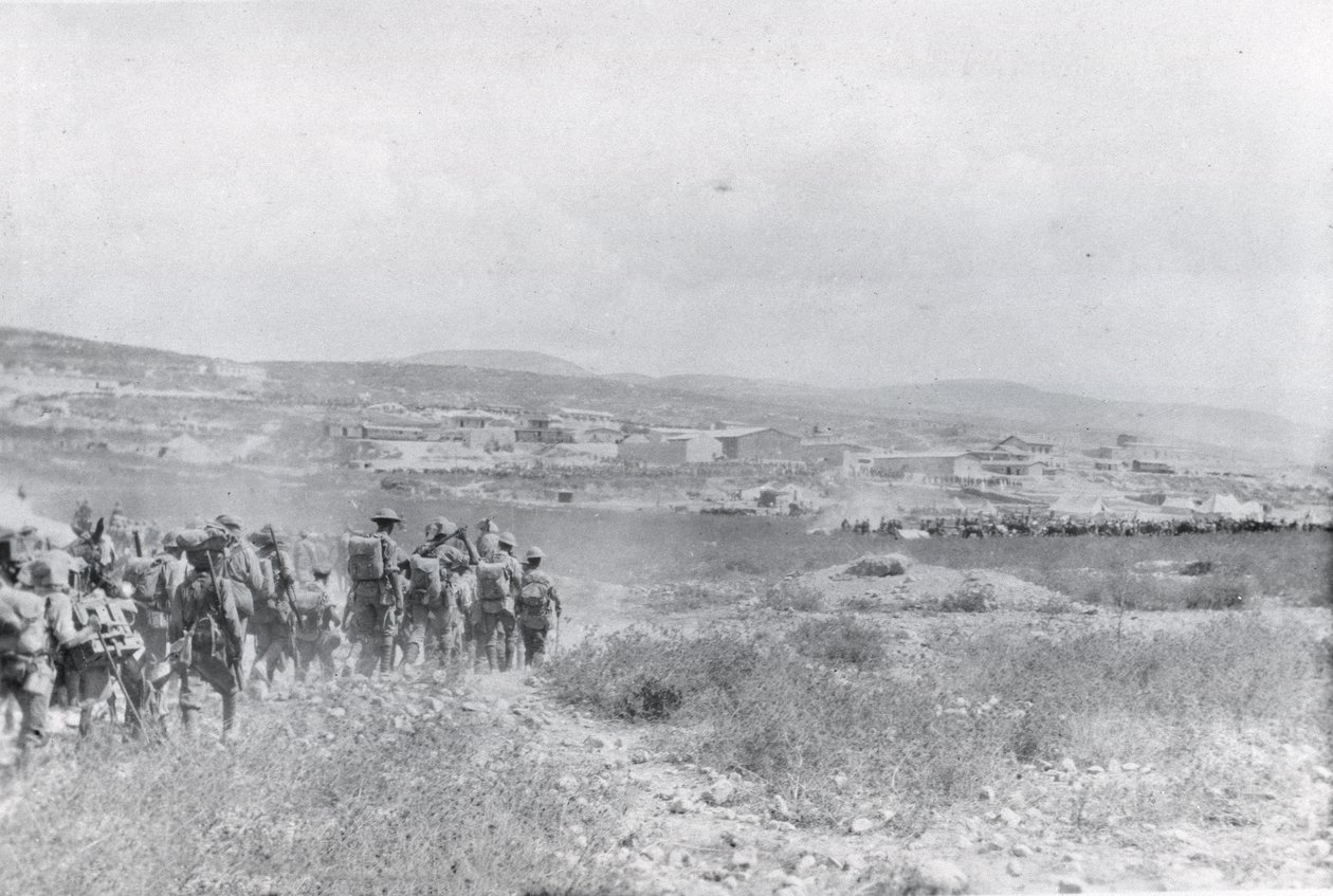 Truppe che marciano attraverso una pianura in Mesopotamia durante la Prima Guerra Mondiale, da un album compilato dal tenente Kindom da English Photographer
