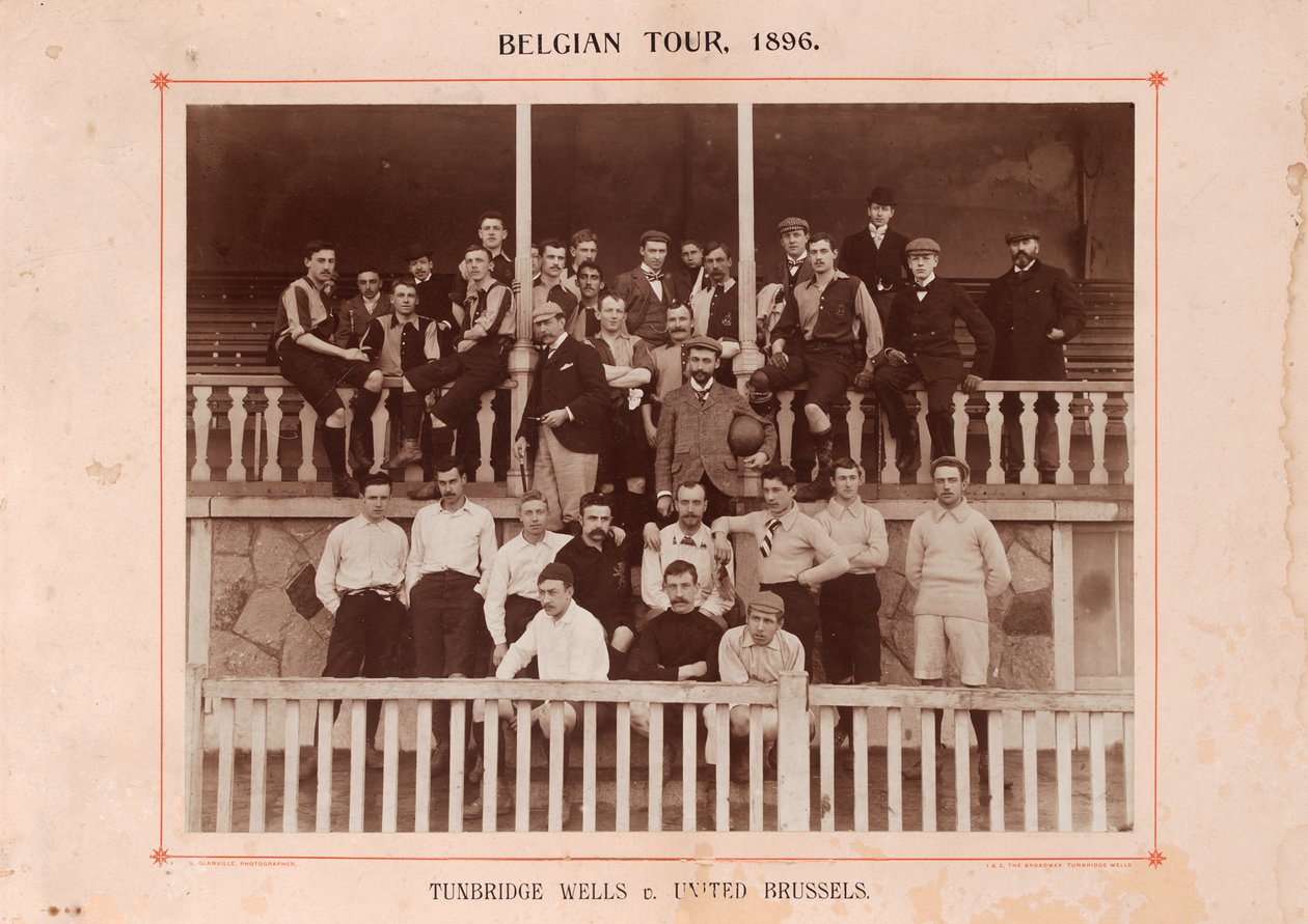 Tunbridge Wells e United Brussels, durante un tour del Belgio, 1896 da English Photographer