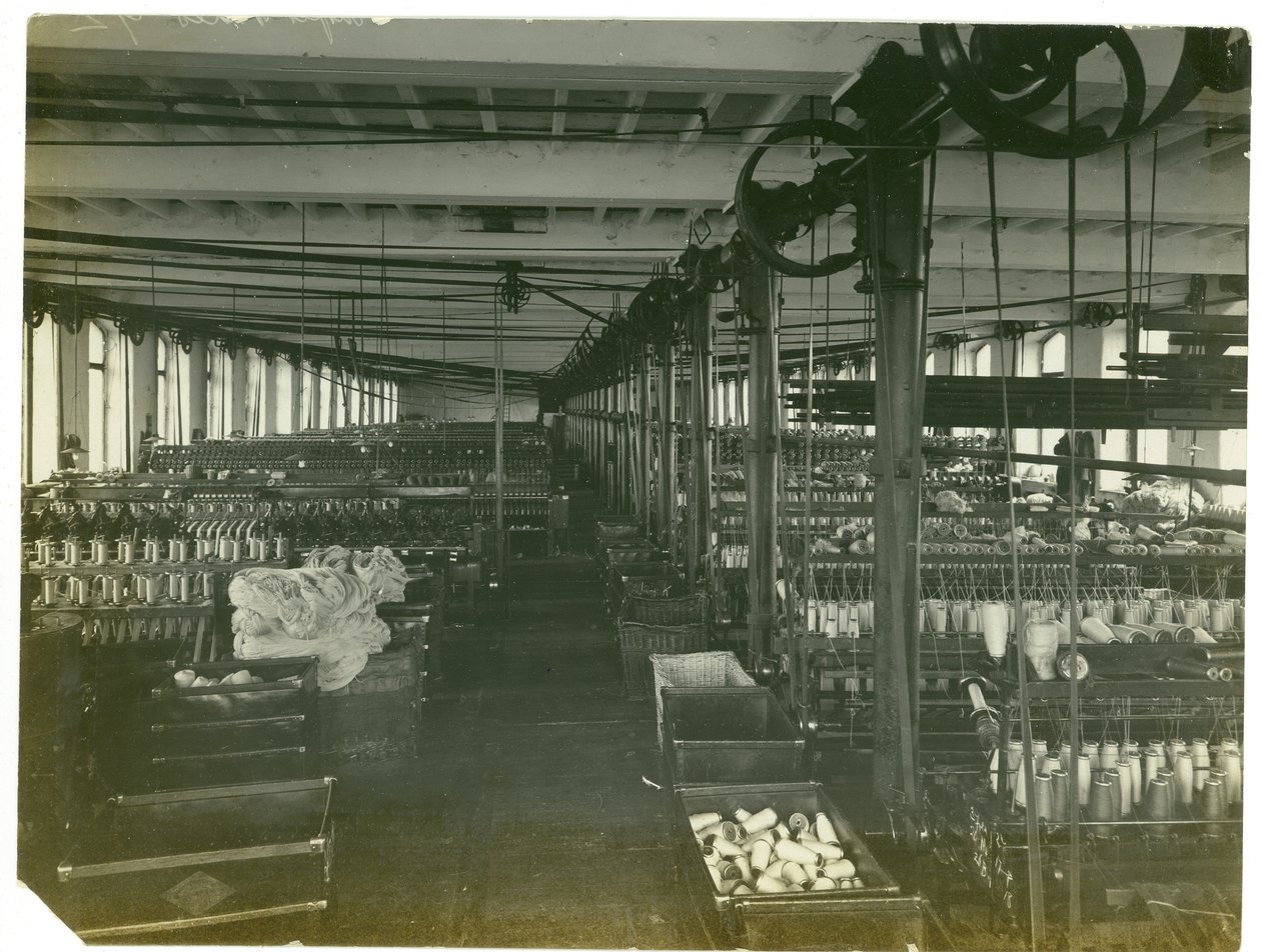 Sala di torsione, avvolgimento e riavvolgimento, filanda di Leas, 1923 da English Photographer