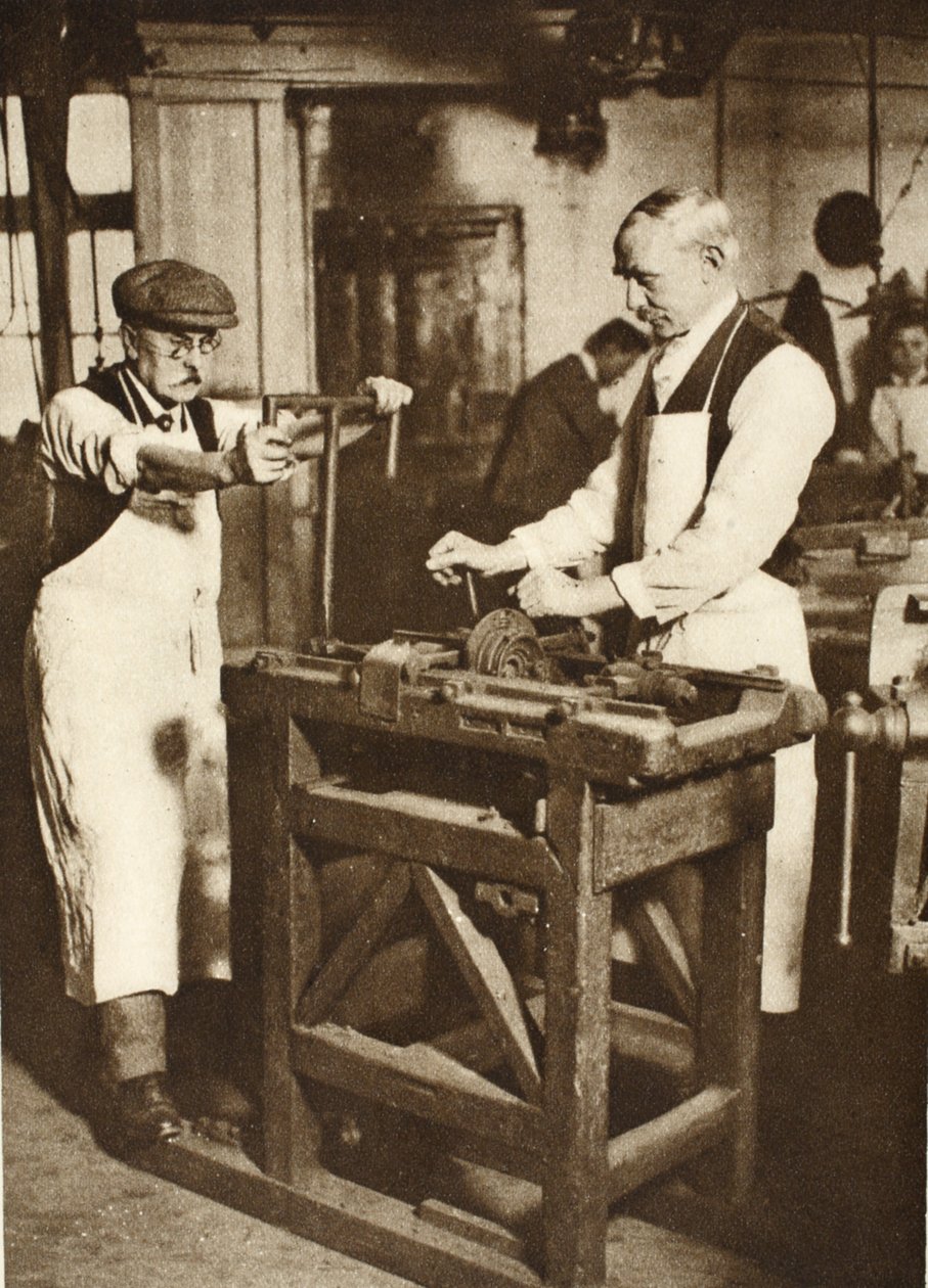 Due anziani fabbri che tagliano barili di chiavi, da Wonderful London, pubblicato 1926-27 da English Photographer