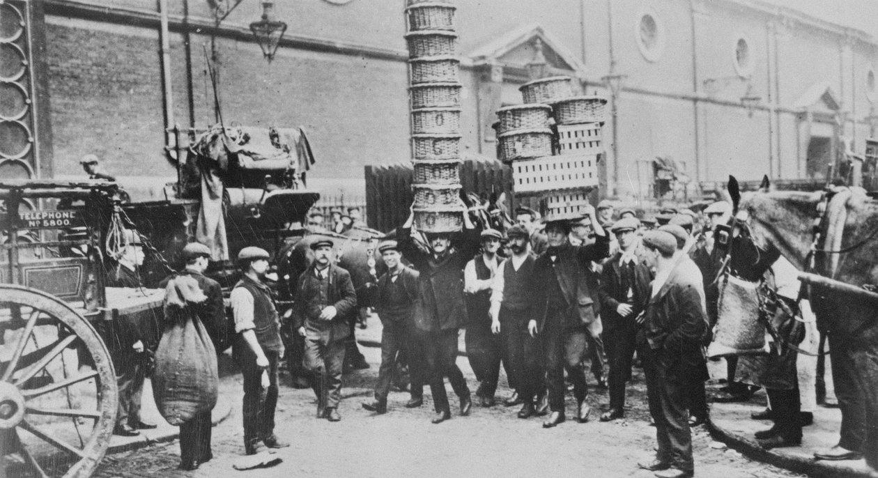 Veduta di esperti portatori di cesti e un gruppo di uomini del mercato, 1900 da English Photographer