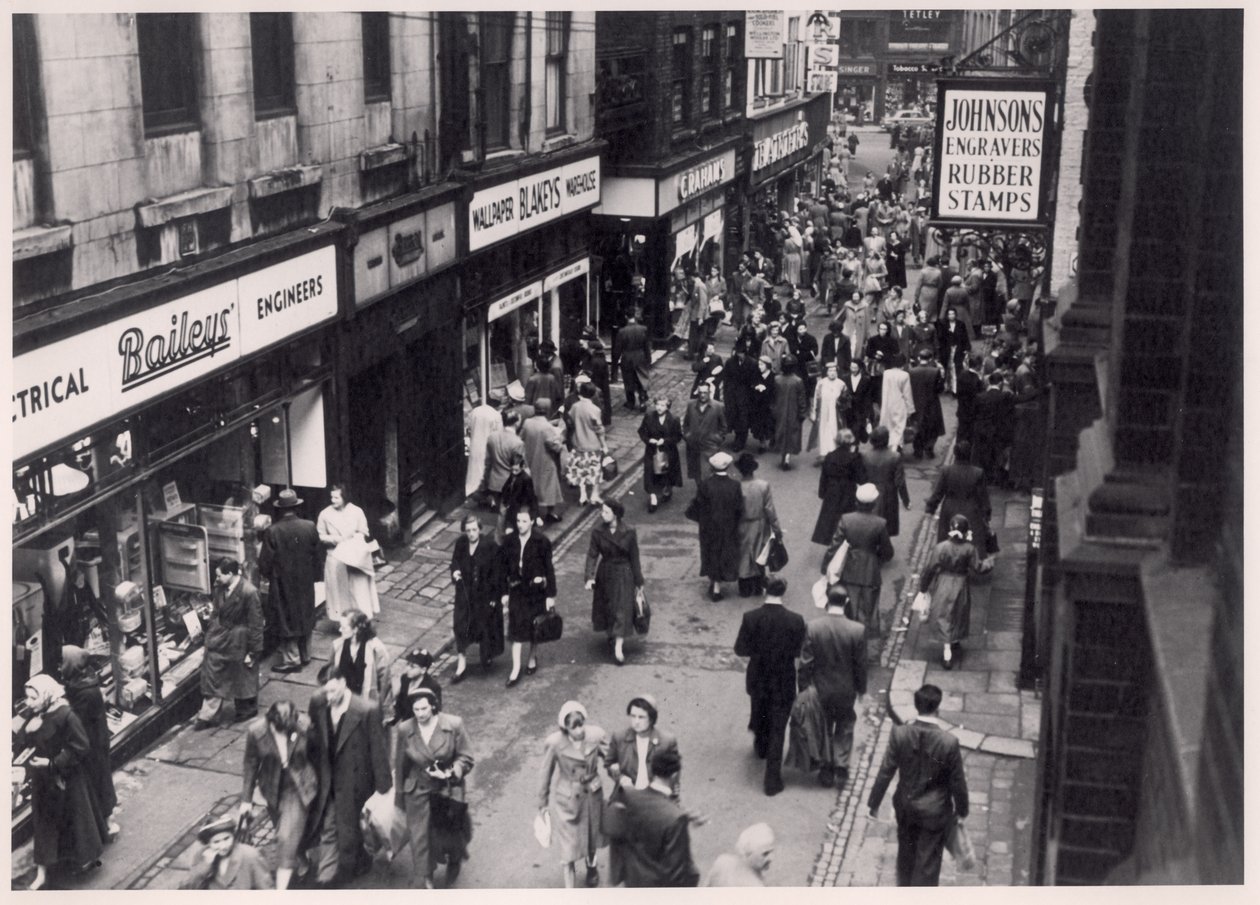 Vista degli acquirenti in Trinity Street, Leeds, 1956 da English Photographer