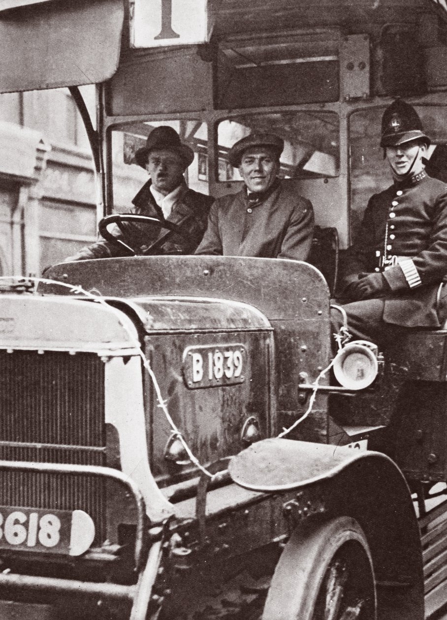 Trasporto volontario e la loro protezione della polizia, maggio 1926 da English Photographer
