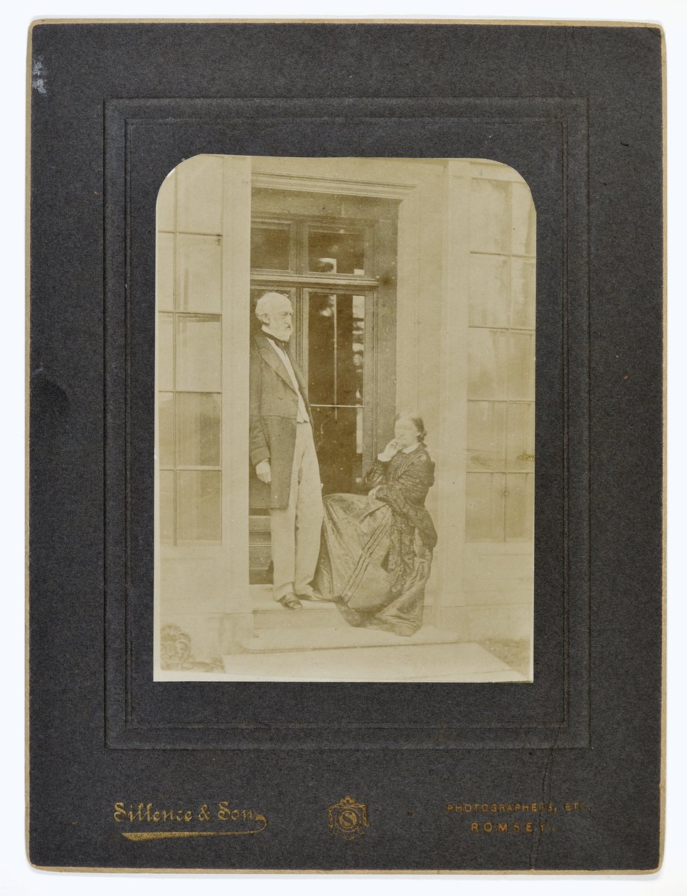 W.E. Nightingale e Frances Parthenope, Lady Verney, c.1870 da English Photographer