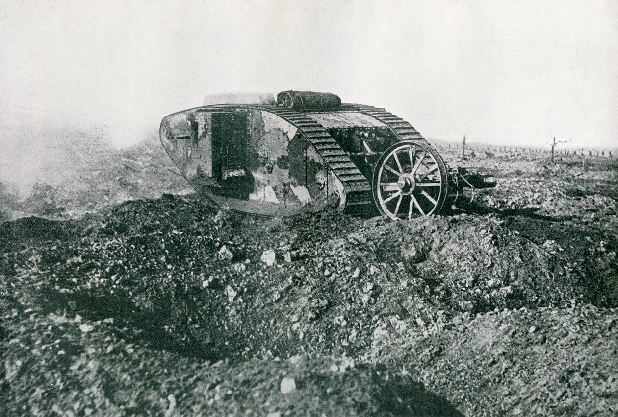 Carro Armato Britannico della Prima Guerra Mondiale in azione sul Fronte Occidentale, 1917 da English Photographer