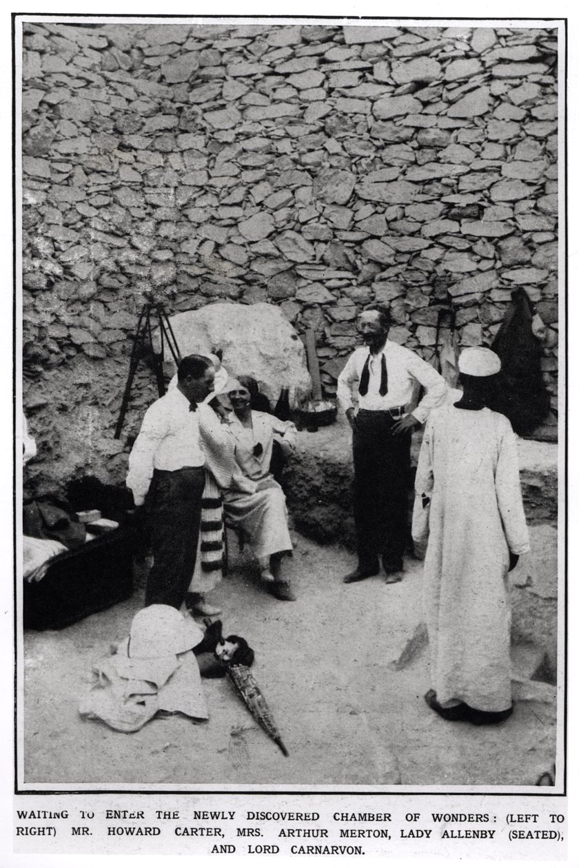 In attesa di entrare nella camera delle meraviglie appena scoperta (da sinistra a destra) Howard Carter, Mrs Arthur Merton, Lady Allenby (seduta) e Lord Carnarvon, da The Illustrated London News, 16 da English Photographer