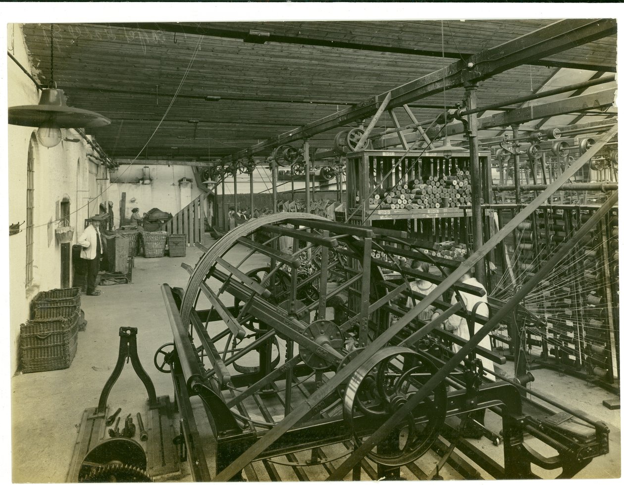 Sala di orditura, Long Meadow mill, 1923 da English Photographer