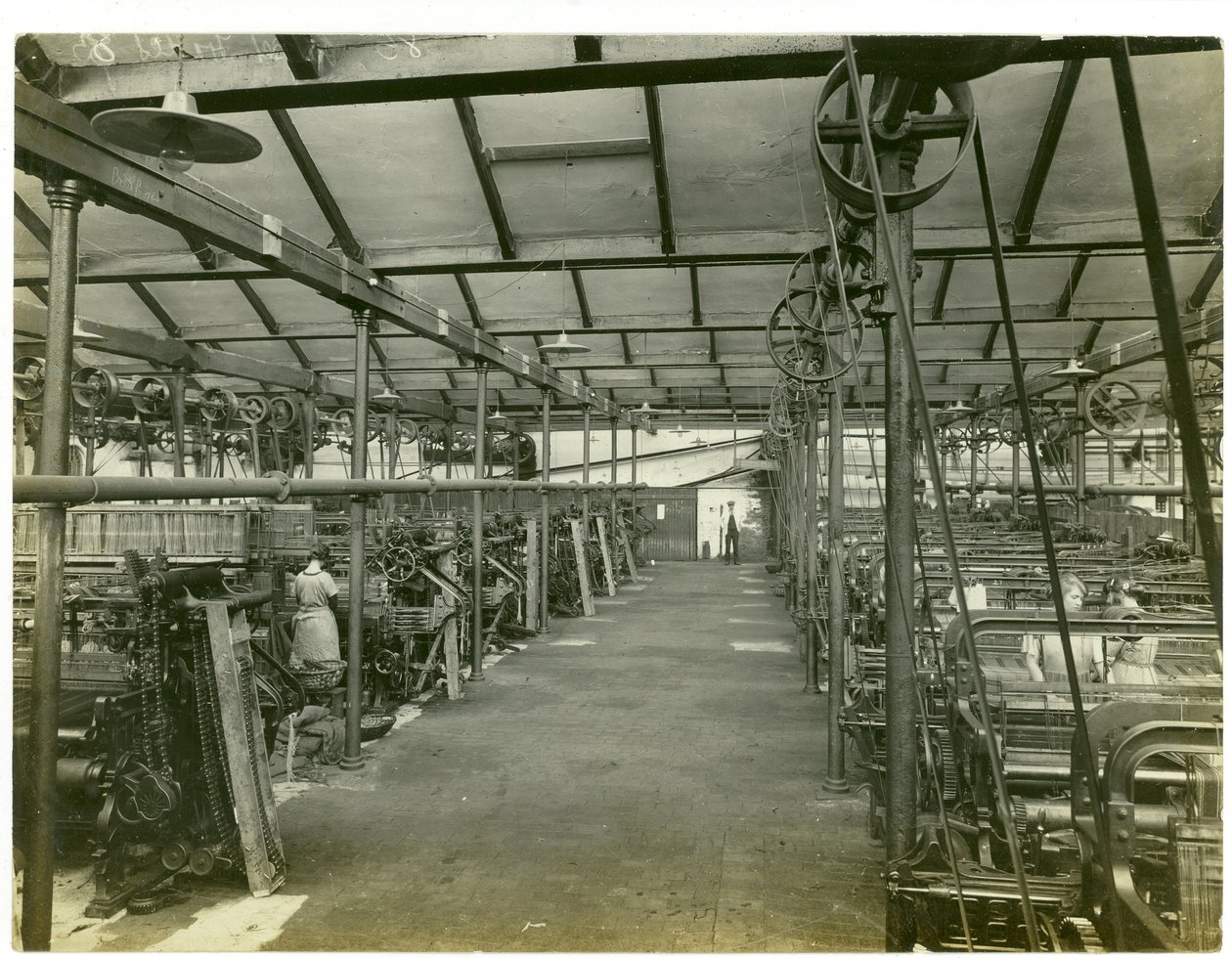 Capannone di tessitura, Long Meadow mill, 1923 da English Photographer