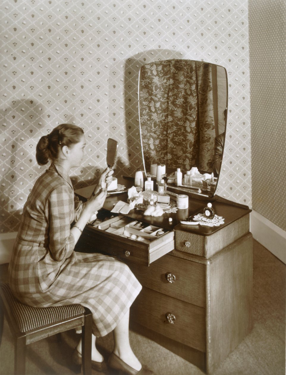 Donna al suo tavolo da toeletta, c.1955 da English Photographer