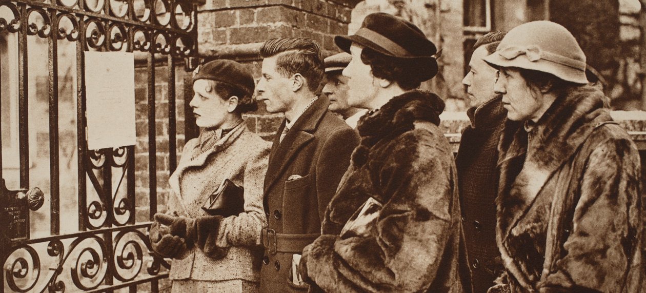 Donne che leggono ansiosamente i bollettini dell