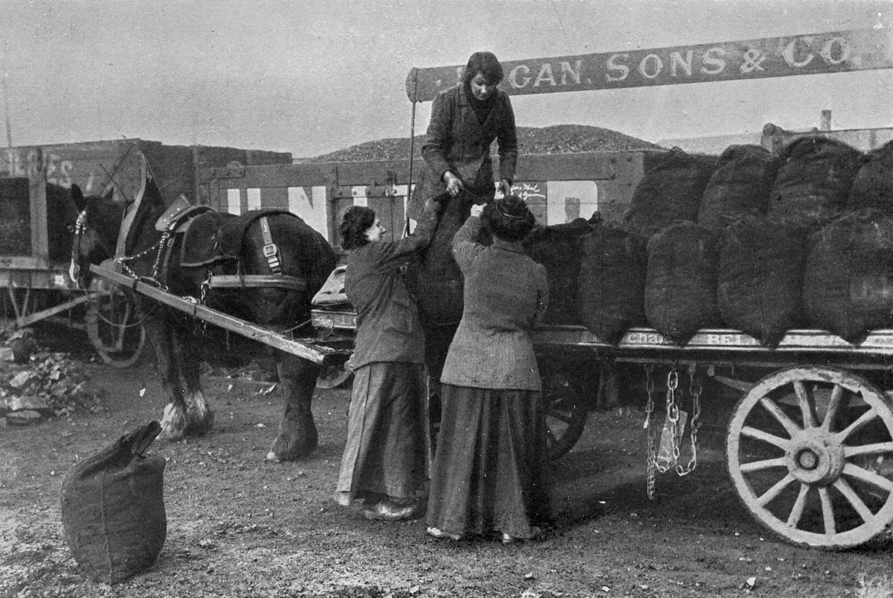 Donne come lavoratrici del carbone, fotografie del War Office, 1916 da English Photographer