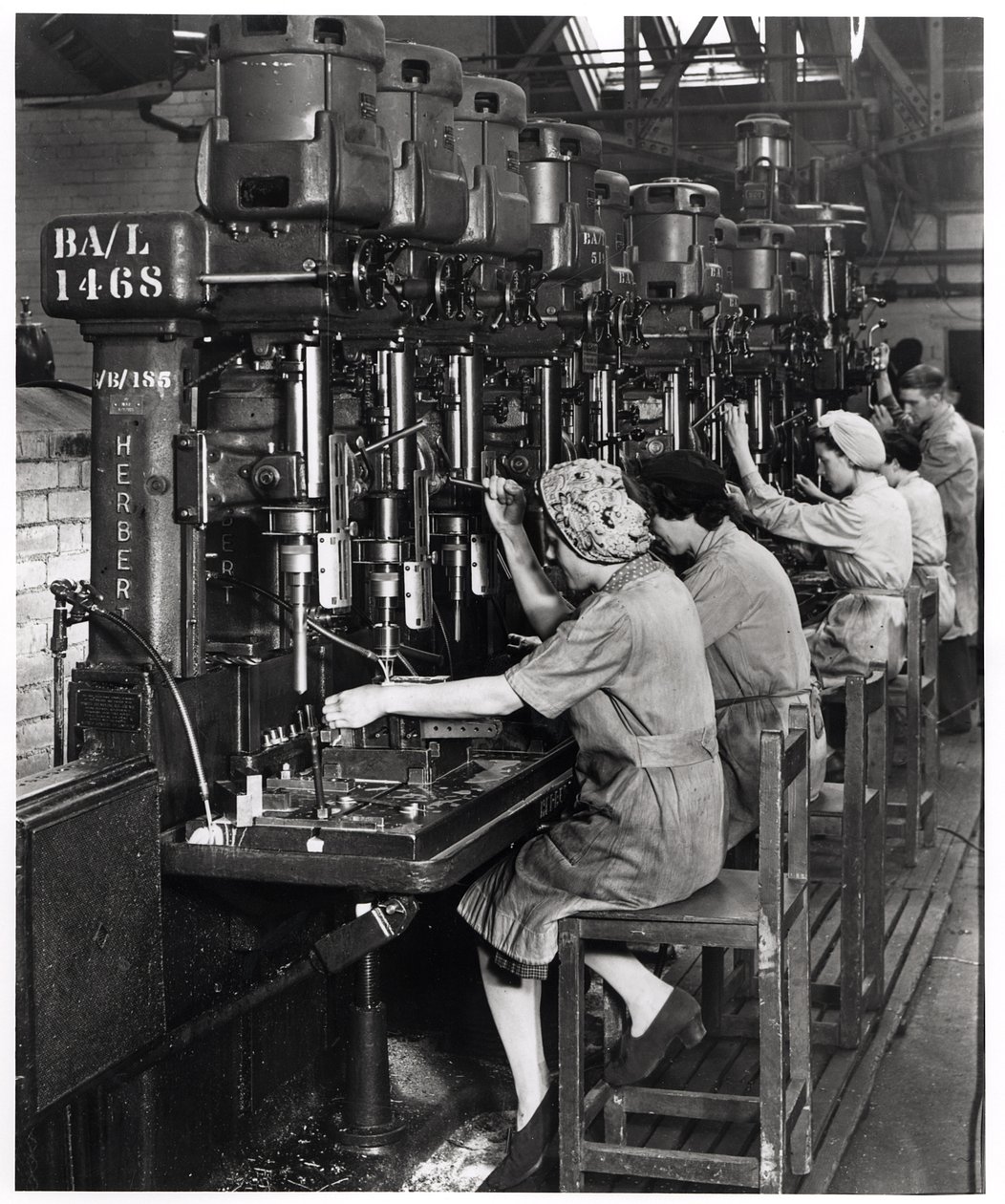 Donne al lavoro, foratura e alesatura di raccordi per ali di aeromobili per Blackburn Aircraft, Olympia Works, Leeds, c.1939-45 da English Photographer