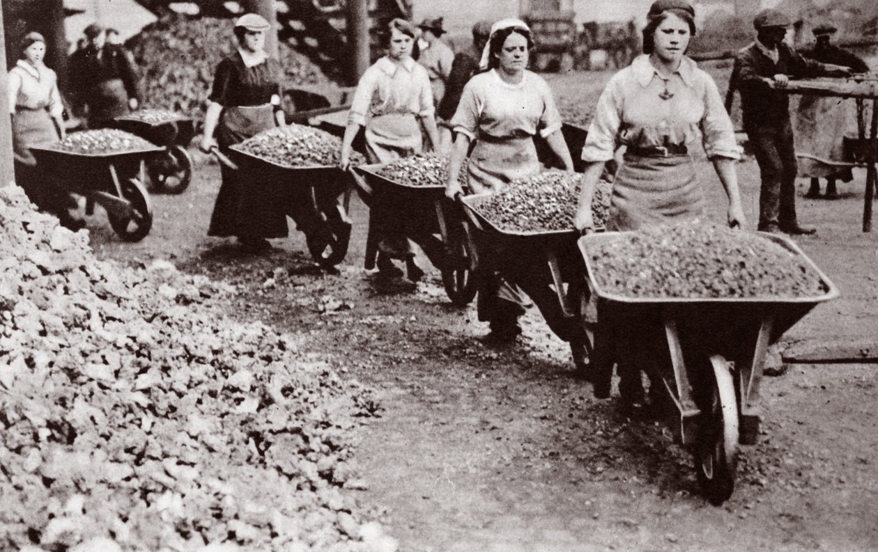 Donne al lavoro durante la Grande Guerra da English Photographer
