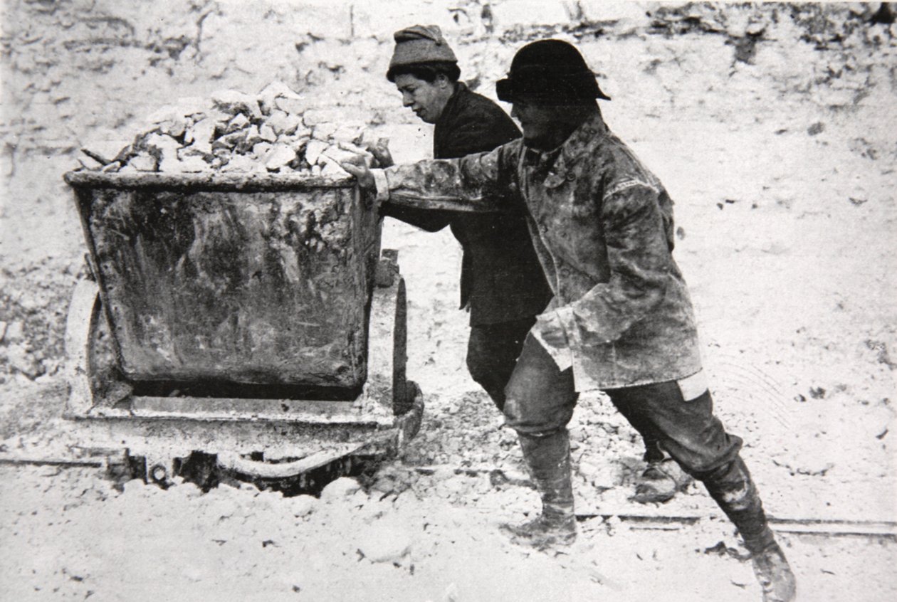 Donne lavoratrici di guerra in una contea del South Downs da English Photographer