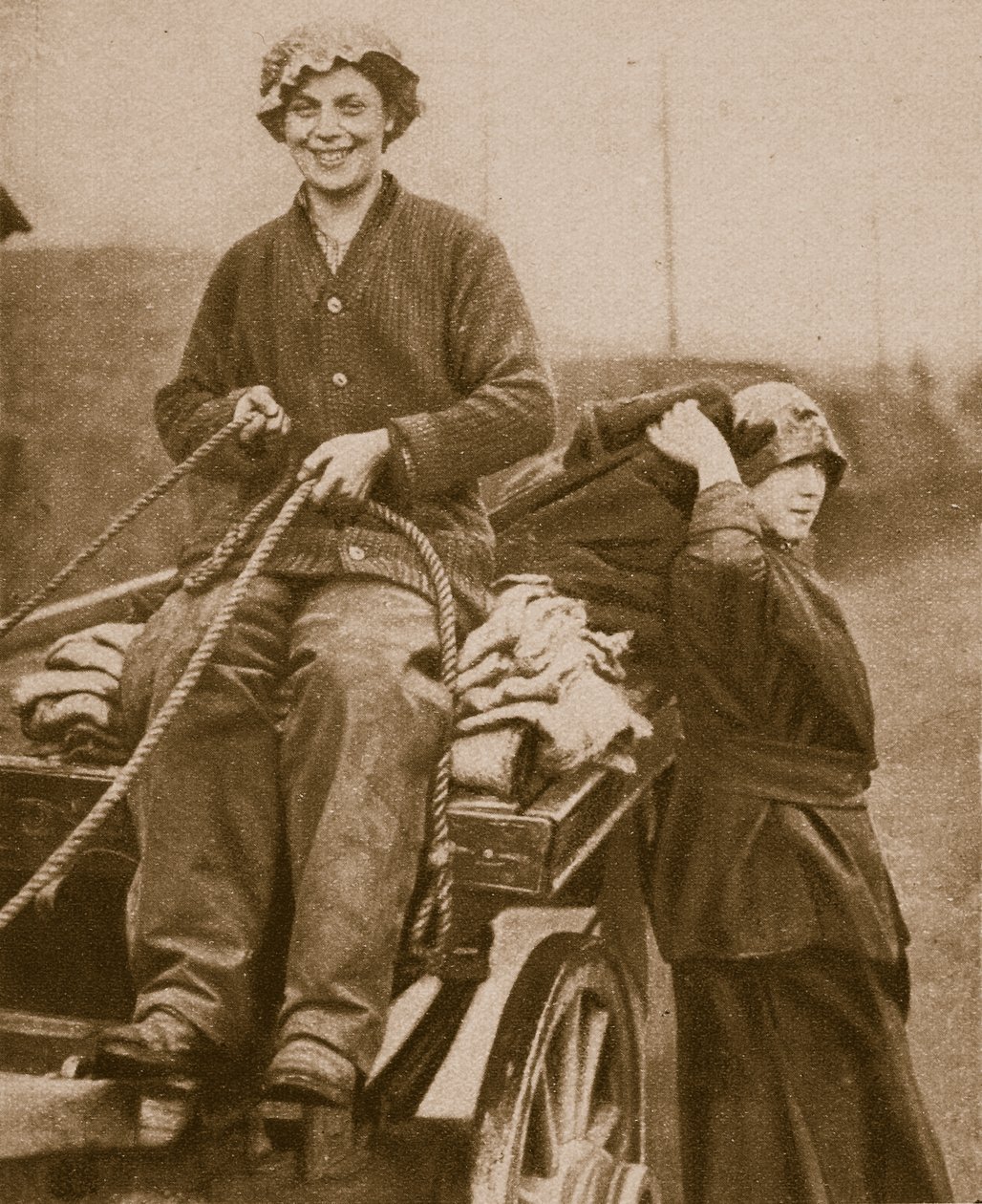 Forza lavoro femminile che guida un carro, 1914-19 da English Photographer