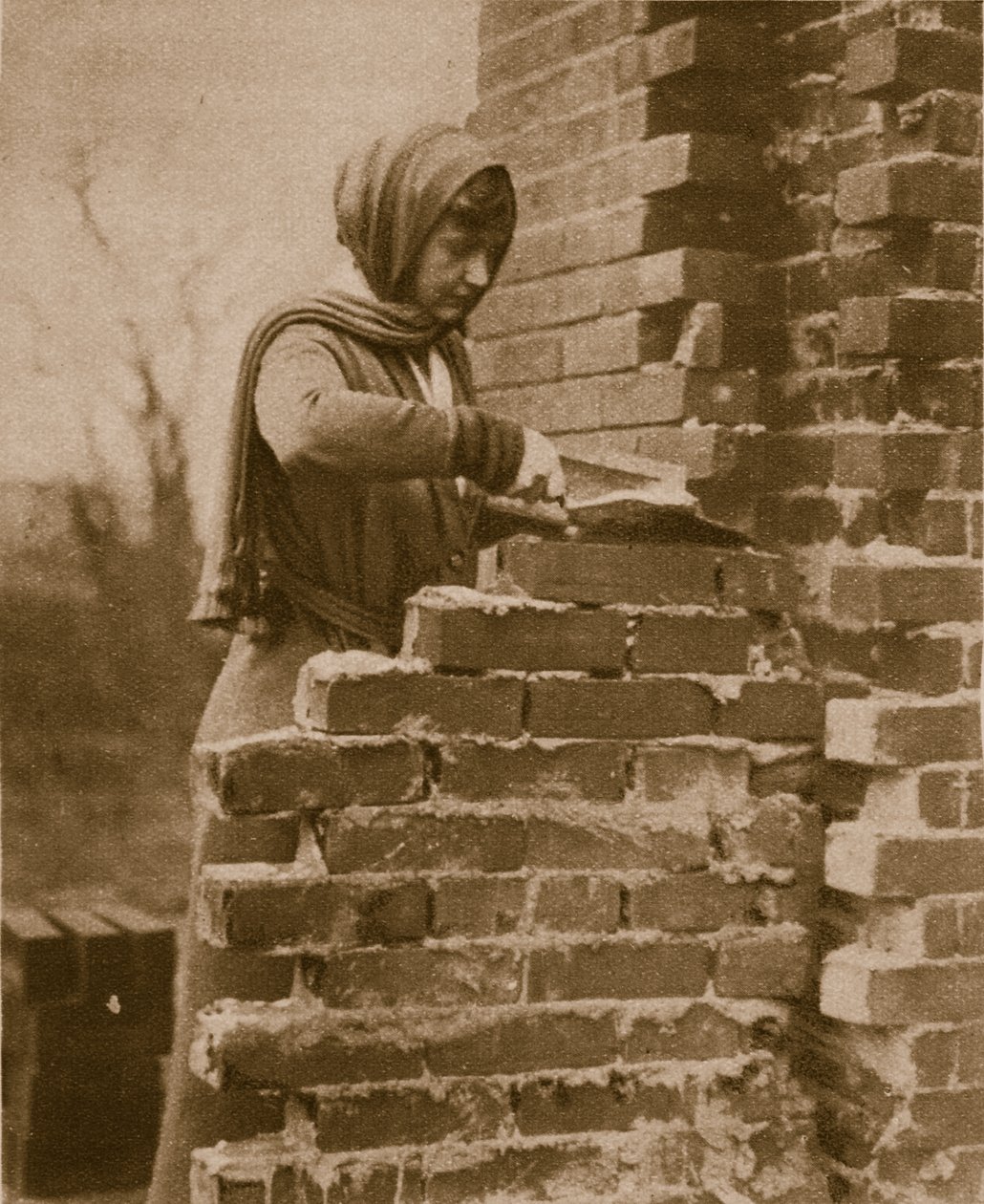Forza lavoro femminile che costruisce un muro di mattoni, 1914-19 da English Photographer