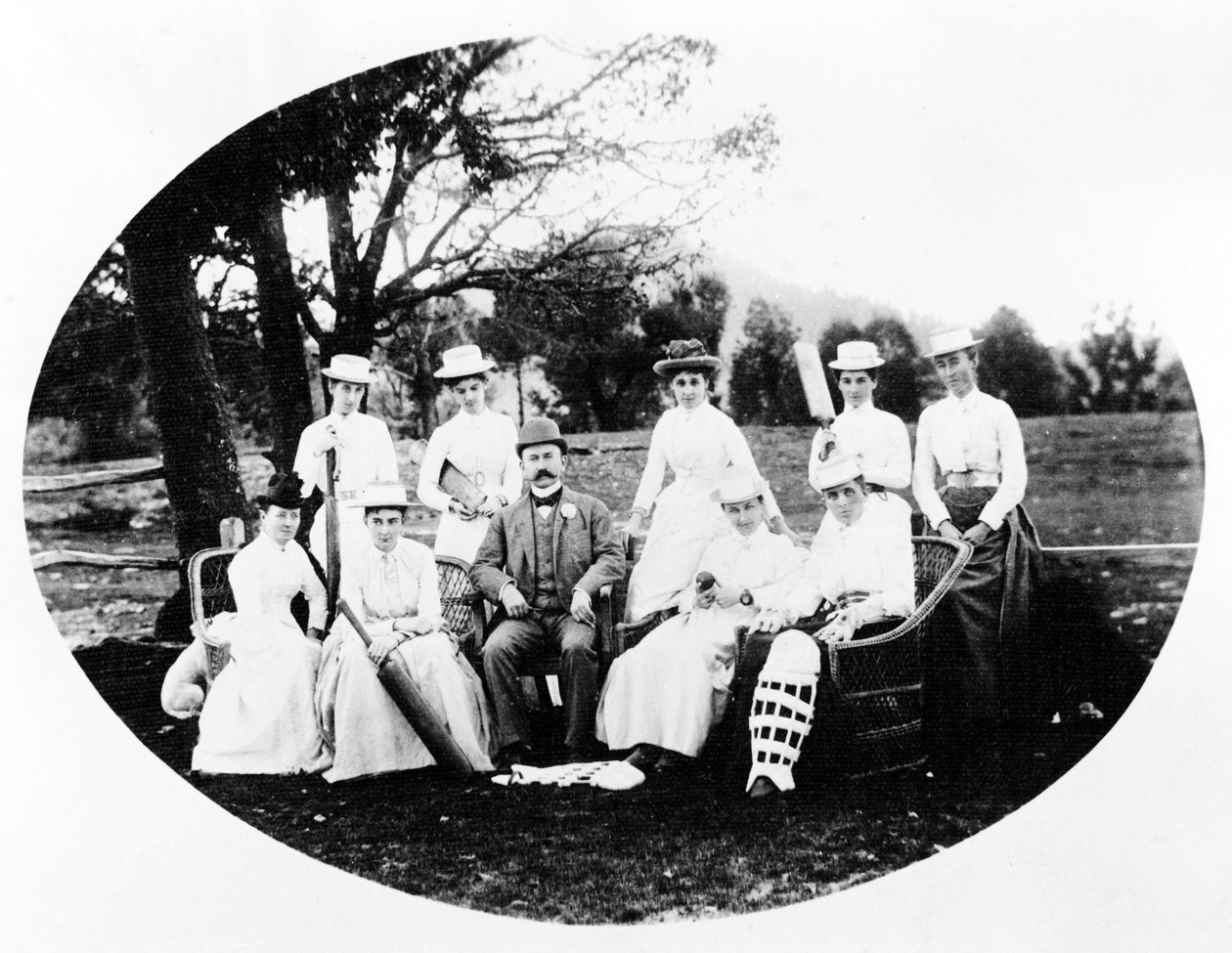 Squadra di cricket femminile, c.1870-90 da English Photographer