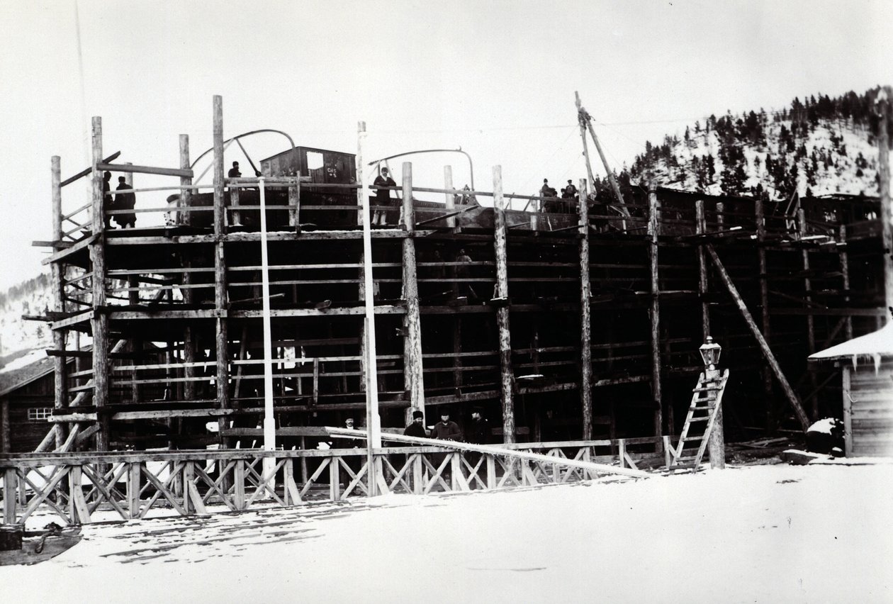 Cantiere n. 647, Baikal. Mostra il traghetto rompighiaccio Baikal durante la ricostruzione in Russia da English Photographer