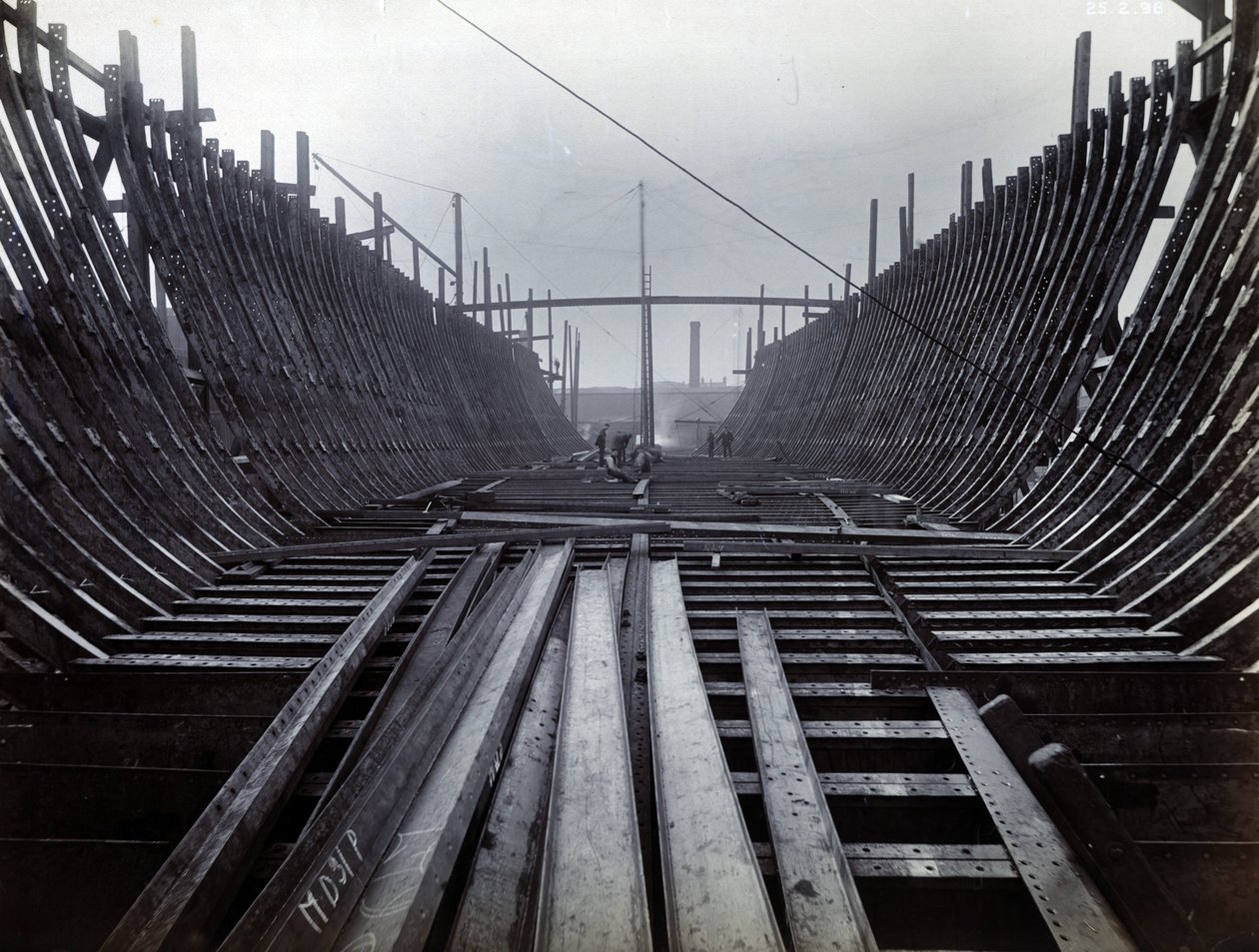 Cantiere n. 647, Baikal. Mostra il traghetto rompighiaccio Baikal in costruzione al cantiere Low Walker, 1896 da English Photographer