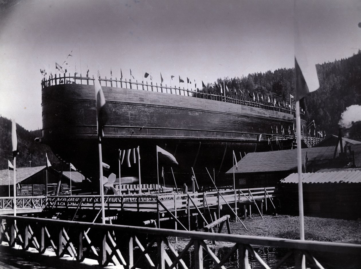 Cantiere n. 647, Baikal. Mostra il traghetto rompighiaccio Baikal pronto per il varo nel Lago Baikal, 1896 da English Photographer