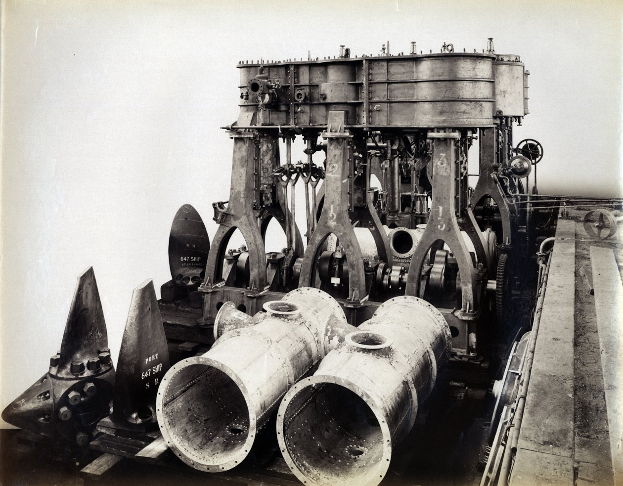 Cantiere n. 647, Baikal. Mostra i motori principali del traghetto rompighiaccio Baikal, 1896 da English Photographer
