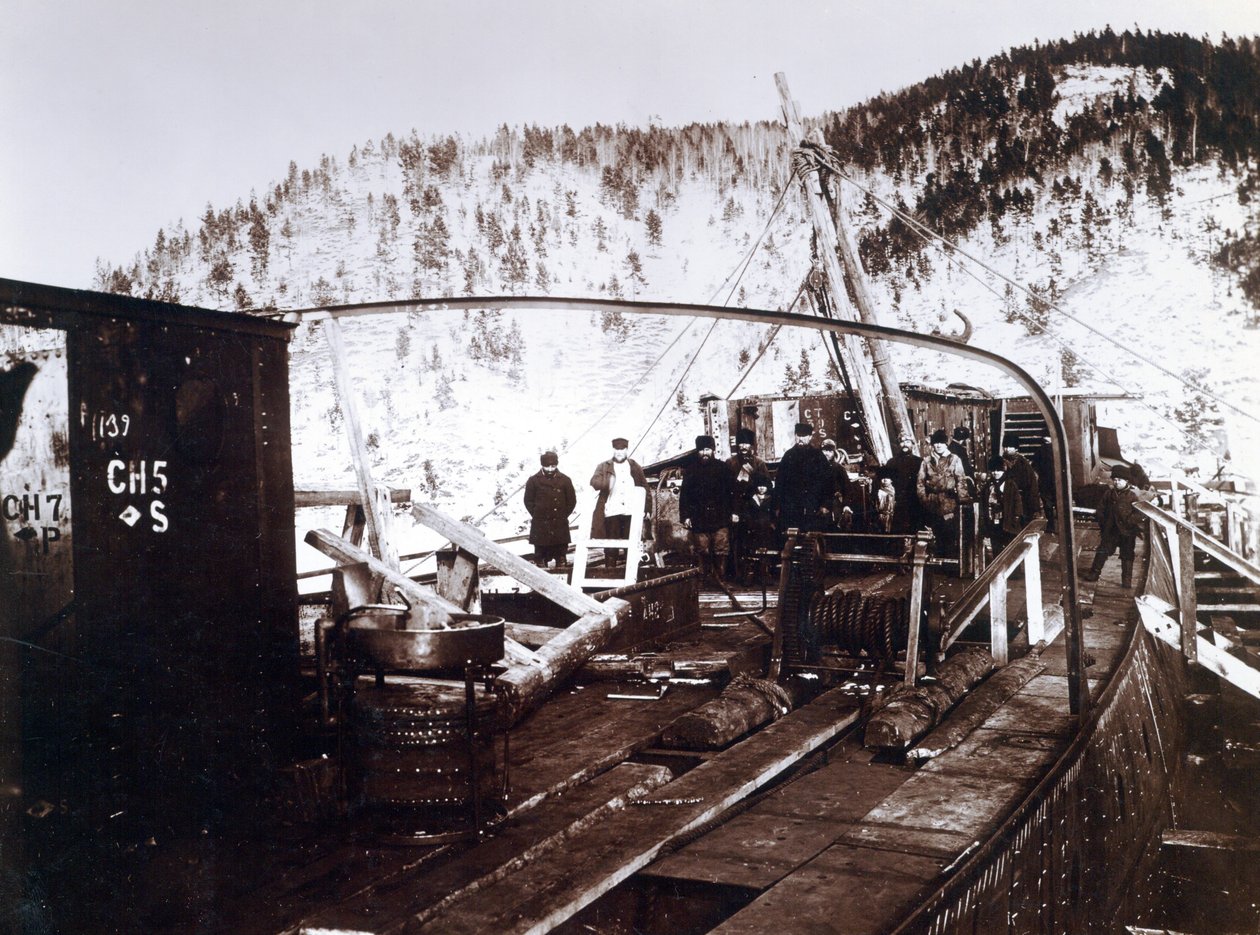Cantiere n. 647, Baikal. Mostra i lavoratori sul ponte del traghetto rompighiaccio Baikal durante la ricostruzione al Lago Baikal da English Photographer