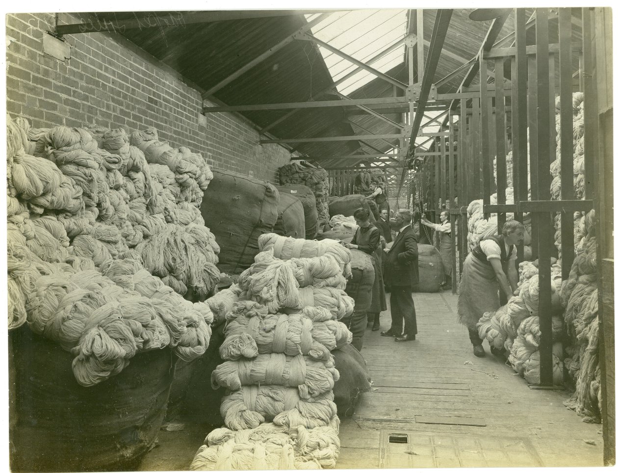 Magazzini di filati, fabbrica di tappeti, 1923 da English Photographer