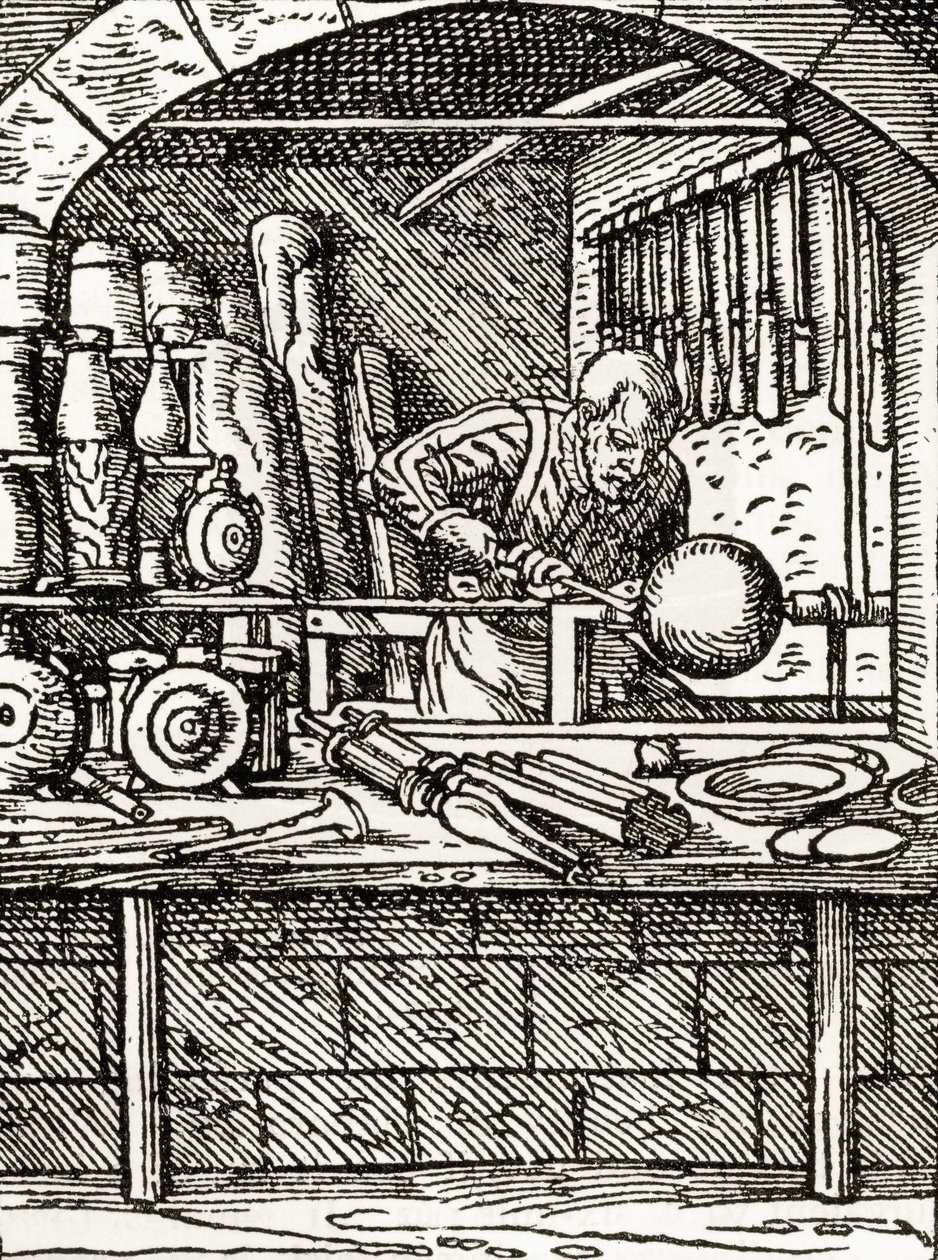 Un tornitore al lavoro nel XVI secolo, da 