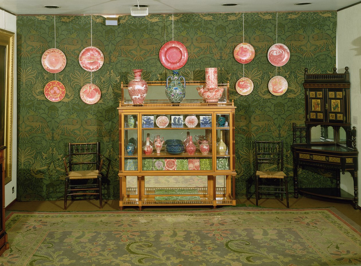 Un Interno Estetico con opere di William Morris e William de Morgan da English School