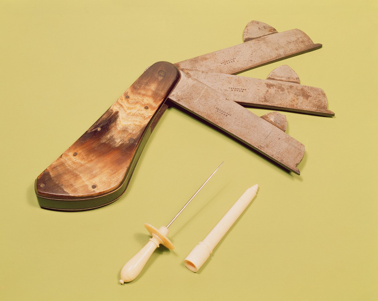 Coltello da salasso con tre lame e spillo da lancio con manico e copertura in avorio (c.1790) da English School