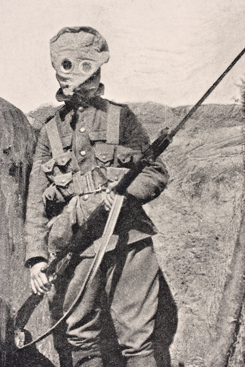 Soldato canadese con maschera antigas nel 1915, da 