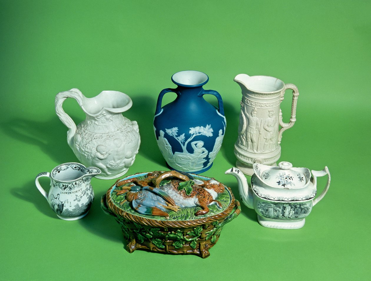 Collezione di ceramiche vittoriane Wedgwood e copia del vaso di Portland da English School
