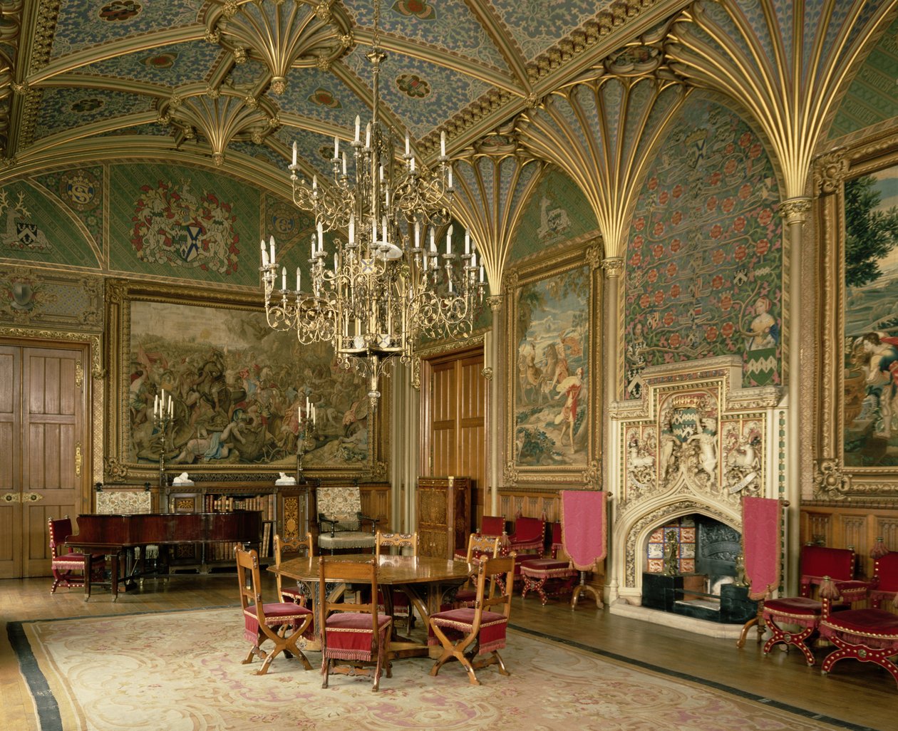 Castello di Eastnor, Herefordshire: il salotto, con mobili progettati da Pugin, c.1840 da English School
