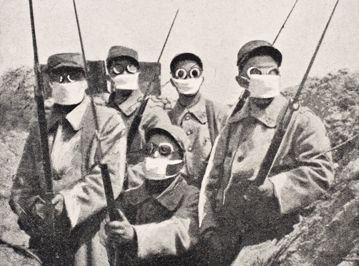 Soldati francesi con maschera antigas nel 1915, da 