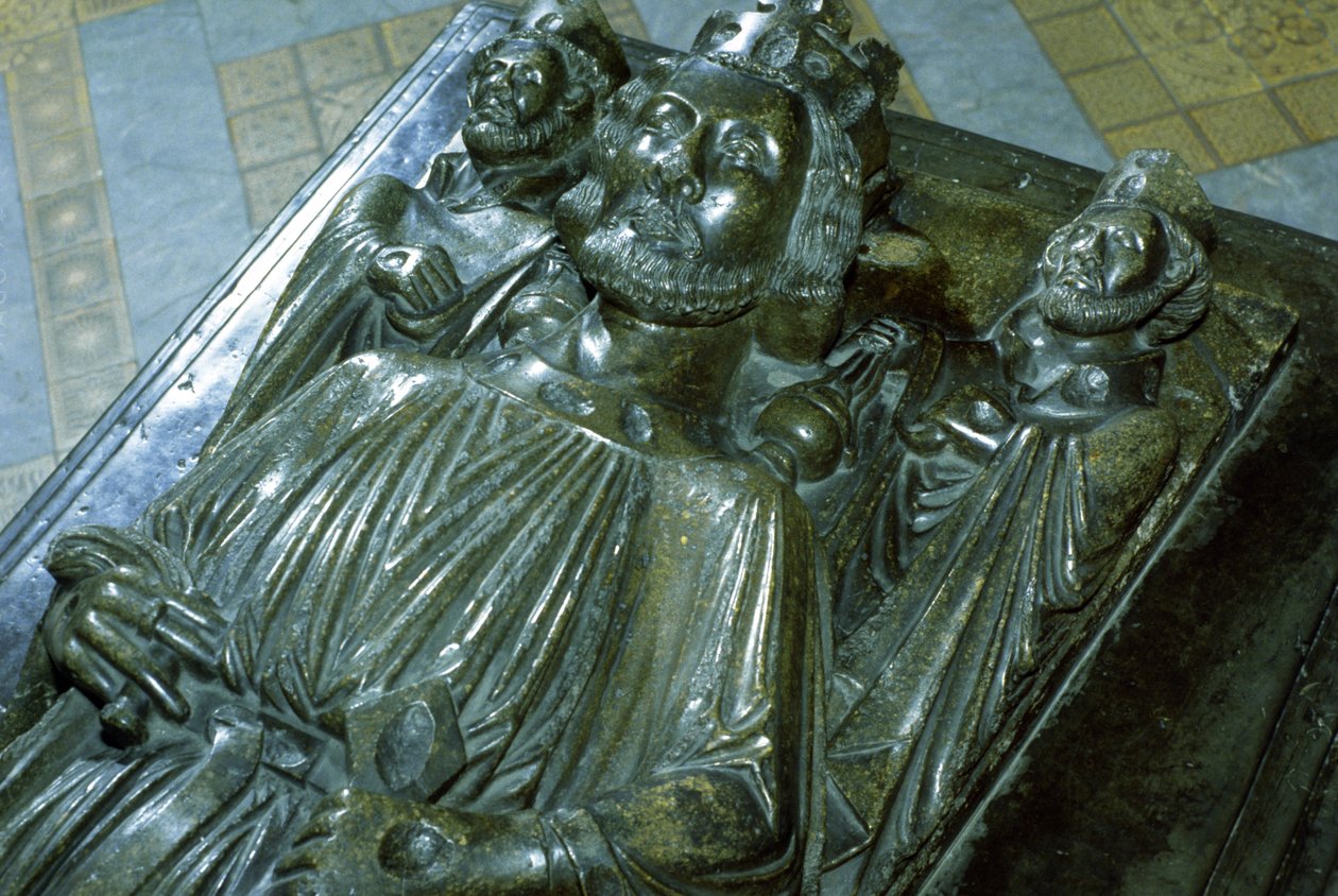 Tomba di Re Giovanni con due figure in miniatura di San Wulstan e San Oswald, 1232 da English School