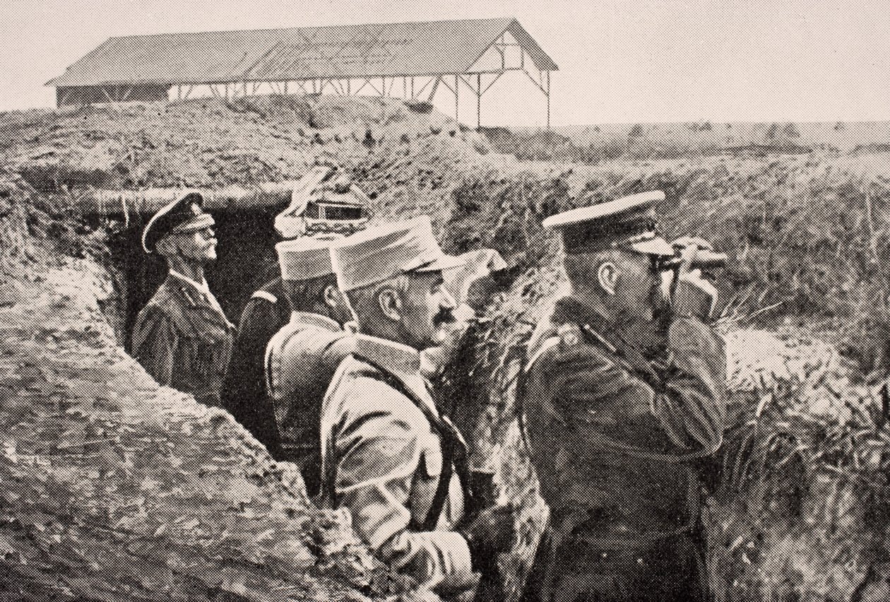 Lord Kitchener con binocolo con il generale Joffre in trincea sul fronte occidentale, agosto 1915, da 