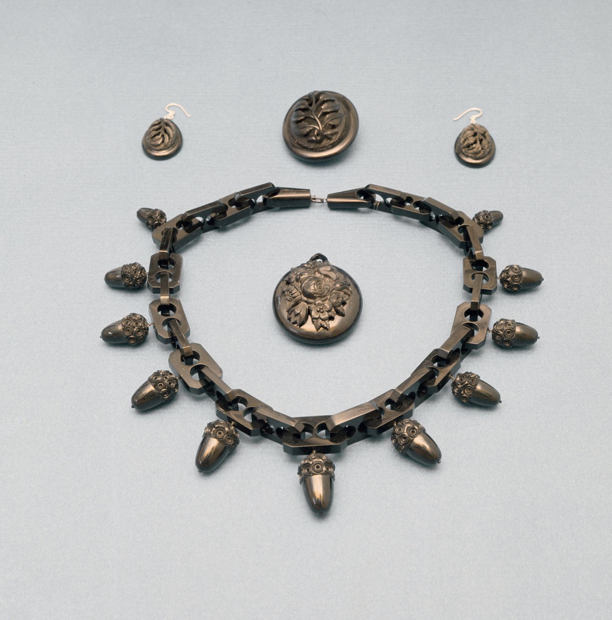 Collana, orecchini, spilla e pendente (c.1870) da English School